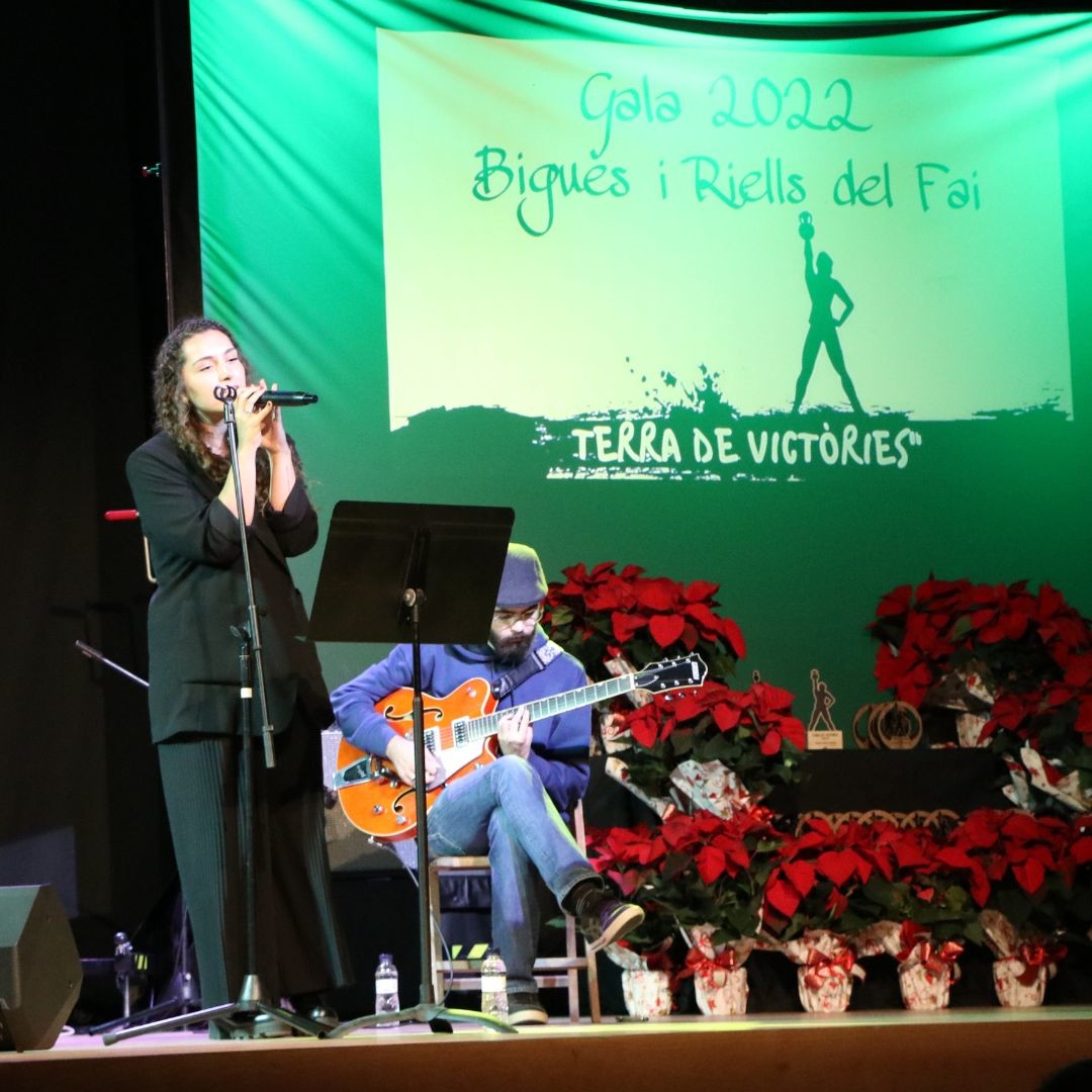 Lidia Guinó, una de les guanyadores del 2n Concurs de Música Jove, acompanyada del grup Bis a Bis.