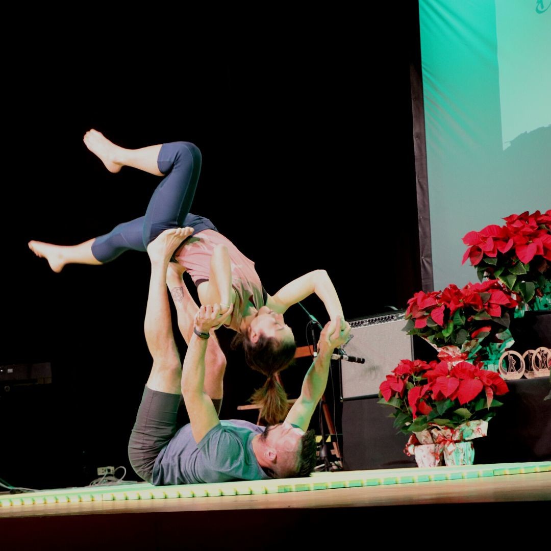 Actuació d'acro ioga, a càrrec de Carlos Serrano i de Laura Serra